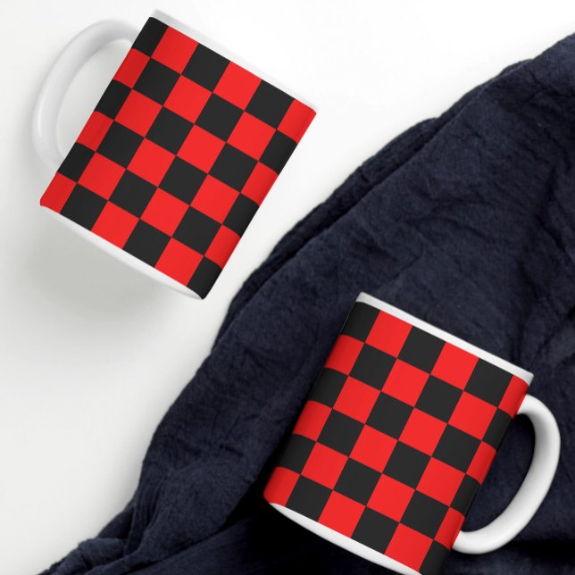 Röd och svart kontrollerad Mönster Kaffemugg (A fun red and black checkered mug)