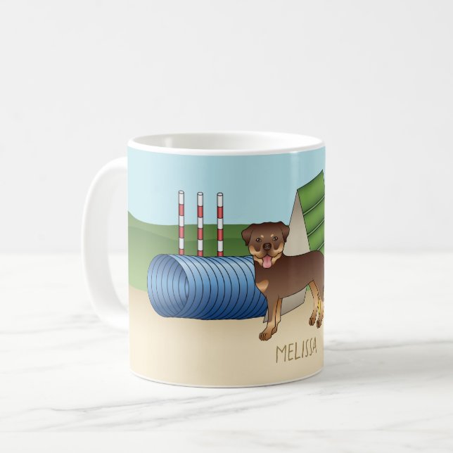Röd och tan Rottweiler med agilityutrustning Kaffemugg (Framsida vänster)
