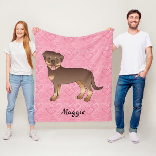 Röd Och Tan Rottweiler På Rosa Hjärtan & Namn Fleecefilt
