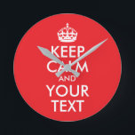 Röd och vit Behålla Lugn och text Rund Klocka<br><div class="desc">Du kan ändra den ljusröda bakgrunden,  vit krona och vit färg på den här väggklockpresentationen. Skapa din egen personlig vintage stil,  där det klassiska ordspråket ...  KEEP CALM OCH CARRY ON . Välj din favoritbakgrund färg.</div>