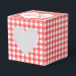 Röd och vit gingham med hjärta presentlåda<br><div class="desc">Vitt hjärta med nygifta namn på röd och vit gingham bakgrund.</div>