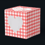 Röd och vit gingham med hjärtfavoritllåda presentaskar<br><div class="desc">Vitt hjärta med nygifta namn på röd och vit gingham bakgrund.</div>