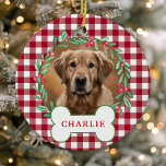 Röd och vit Hund Fotojul - andedräkt Julgransprydnad Keramik<br><div class="desc">Tillsätt ett rejält tryck till din helgdag med den här personligen rött och vitt buffelklädd hund som fotokrans utsmyckning. Den här prydnaden är en perfekt för hundälskare som vill visa sina vänner i håriget på Julgran. De har en feg krans med löv och bär som omger ditt husfoto. Ett unikt...</div>