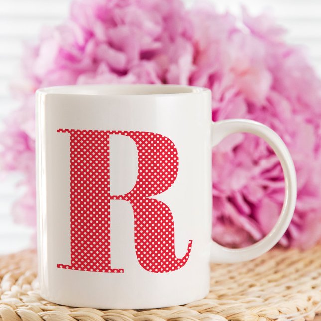 Röd och vit prickig monogram kaffemugg (Create your own red and white polka dot monogram coffee cup.)