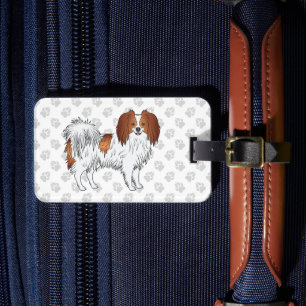 Röd och vit söt och fluffig Phalène-hund på tassar Bagagebricka