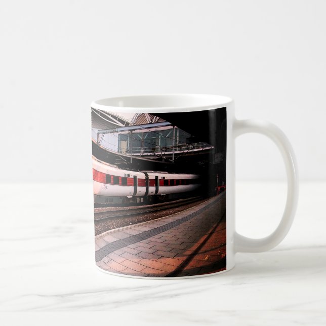 Röd och vit tåg kaffemugg (Höger)