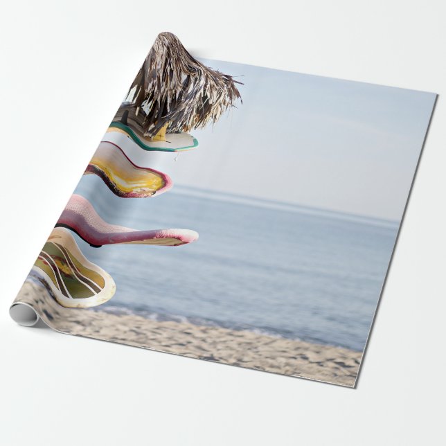 Röd och vit ytskikt i brunträrack presentpapper (Utrullad)