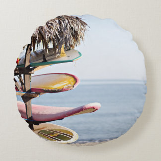 Röd och vit ytskikt i brunträrack rund kudde