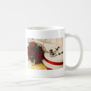 Röd och vitbröllopstårta kaffemugg