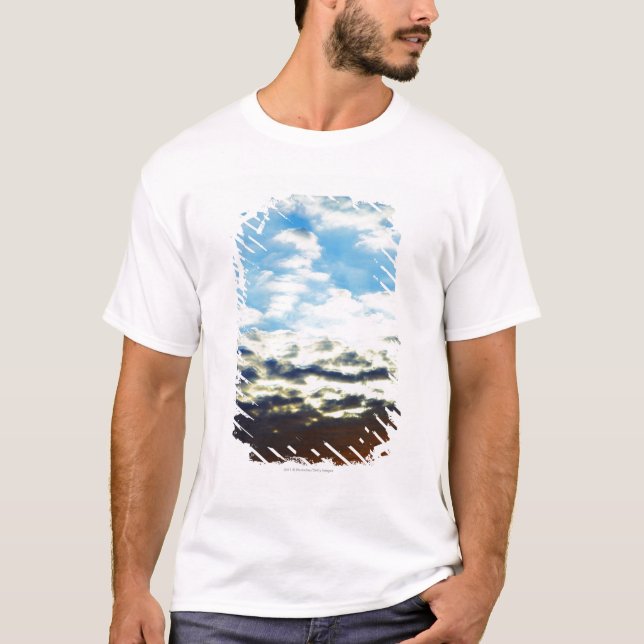 Röd orange blåttsolnedgång med moln tee shirt (Framsida)