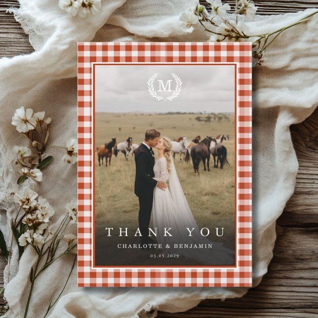 Röd-Orange Gingham Monogram Krest 2 Foto Tack Kort (Red-Orange Gingham Monogram Crest 2 Photo Thank You Card.)