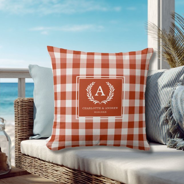 Röd-Orange Gingham Monogram Kröningsvapen Kudde (Brown Gingham Monogram Crest Throw Pillow)
