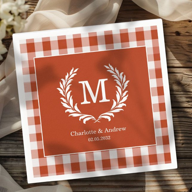 Röd-Orange Gingham Monogram Vapensköld Anpassnings Pappersservett (Red Orange Gingham Monogram Crest Custom Napkins with your Monogram, names and Date.)