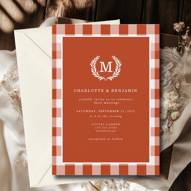 Röd-Orange Gingham Monogram-Vapensköld Inbjudningar (Red-Orange Gingham Monogram Crest Invitation. Print & Instant Download.)