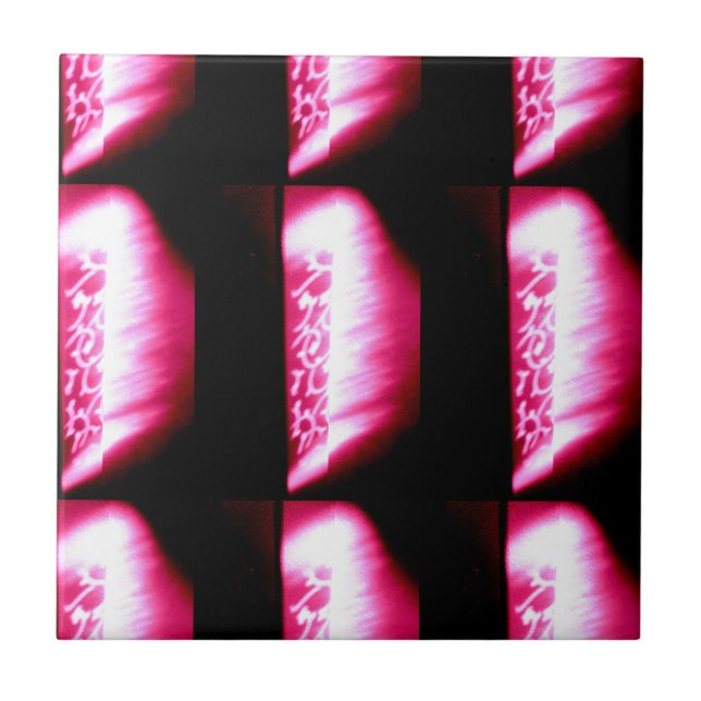 röd på svart panel kakelplatta (Framsidan)