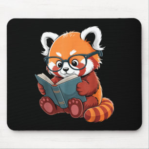 Röd panda som läser bok läsare djur söt röd musmatta