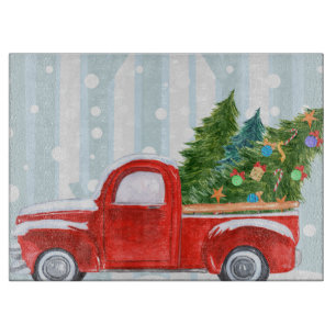 Röd pickup lastbil för jul på en snöig väg