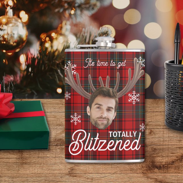 Röd Plaid Blitzened Holiday Humor Drickflaska Fickplunta (Red plaid Christmas flask with snowflakes and “It’s time to get Blitzened” holiday humor.)