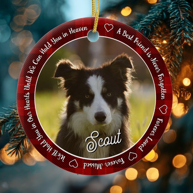 Röd Plaid Hund Minnesbild Foto Alltid Älskad Julgransprydnad Keramik (Red memorial pet ornament with photo of dog named Scout and heartfelt remembrance text on a tree.)