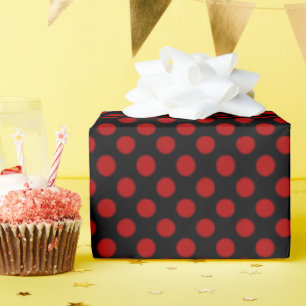 röd polka dots på svart presentpapper
