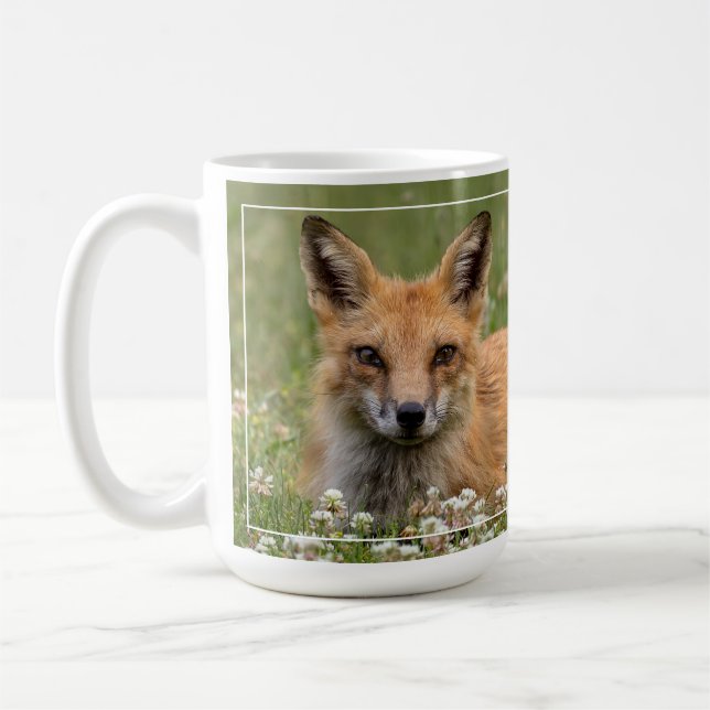 Röd räv på en bed från Klöver Kaffemugg (Vänster)