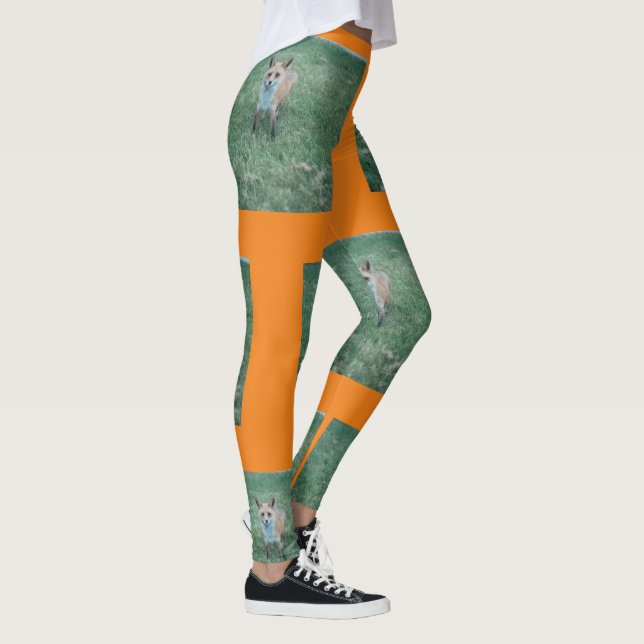 Röd räv på gräs vid parken Upprepat mönster Leggings (Höger)