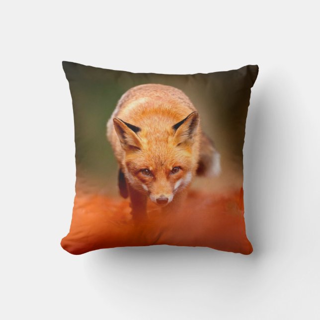 Röd räv på orange höst löv. Cute Red  Kudde (Framsida)