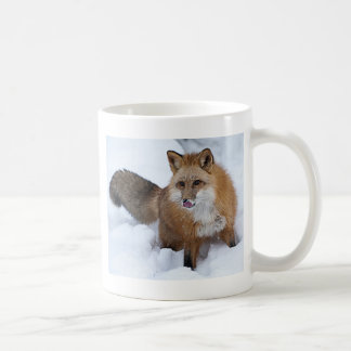 Röd rävni snön kaffemugg