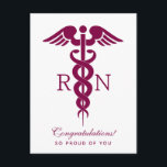 Röd Röd Kaduce Sjuksköterska Medicinsk Symbol Vykort<br><div class="desc">Gratulerar vykort för en sjuksköterskeexaminerad med en stilren röd kaducé-symbol med bokstäverna R N på vardera sidan. Enkel minimalistisk design.</div>