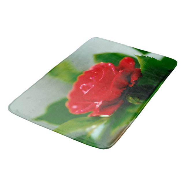 Röd ros av passion täckt med daggdroppar badrumsmatta (Vinklad)