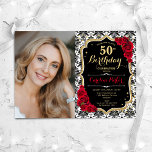Röd ros Black White Damask Photo 50:e födelsedagen<br><div class="desc">Femininininbjudan till elegantens blommigt på 50 år med ditt foto. Glam svartvit design med faux glitter guld. Innehåller svartvit dämpningsmönster, röd ros, skriptteckensnitt och kontur. Perfekt för en snyggt vuxen under firande party. Anpassa med dina egna detaljer. Kan anpassas för vilken ålder som helst! Skrivna Zazzle-inbjudningar eller digital utskrivbar mall...</div>
