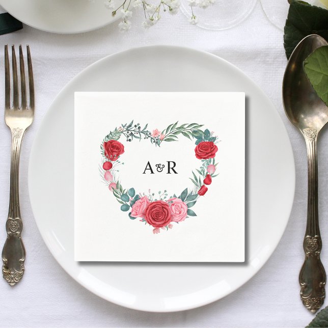 Röd Ros Blomster Grönt Hjärtformat Bröllop Pappersservett (Red rose floral greenery heart shaped wedding napkins add romantic natural elegance to receptions.)