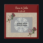 Röd ros Heart Wedding Favor Spara datum magneter<br><div class="desc">Elegant ram med röda rosenknoppar och hjärtan sparar datumet då bröllop aviserar kylmagnet. Redo för ditt speciella foto. Fyll i informationen i mallen. Gör fler ändringar i text och teckensnitt storlekt, stil och färg. Lägg till fotot genom att klicka på Ändra och ladda upp bild. Justera fotot genom att klicka...</div>