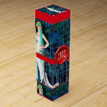 RÖD ROS I KVÄLL,BEAUTY MODE MONOGRAM PRESENTASK FÖR VINFLASKA<br><div class="desc">Elegantens utformning med röd vax-försegling och ribbon.Vibrant, klassbar Fransk Art Deco high mode-illustration med ett vackert dam med röd ros i hand och blå blommigt i svart, vit, akvblått, teal färg.Coola, modern och konstnärlig design.är perfekt för hårfrisör, snyggtens hårstilist, teaterkonst, kostkonstnärer, jevelkonst smycken, smycken, smycken, boutikägare, teaterskådespelare, modeller, kosmetikaer, kosmetologer,...</div>