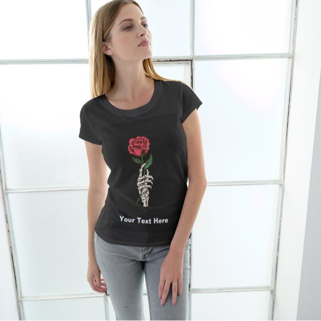 Röd ros i Skeleton Hand T-Shirt (Skapare uppladdad)