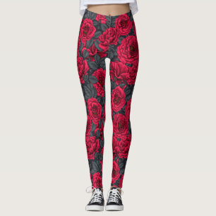 Röd ros med grått löv på svart leggings