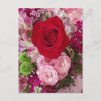 Röd ros med tilldelade blommor och Ro Vykort