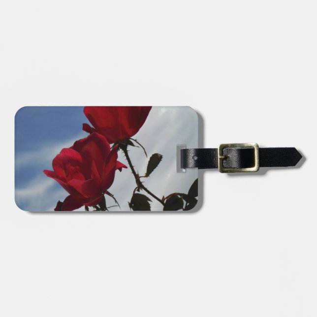 Röd ros mot ett Bright Blå himmel Bagagebricka (Horisontell Framsida)