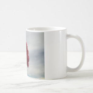 Röd ros mot ett Bright Blå himmel Kaffemugg