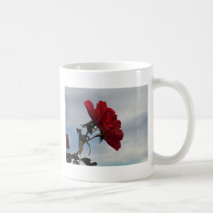 Röd ros mot ett Bright Blå himmel Kaffemugg