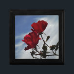 Röd ros mot ett Bright Blå himmel Minnesask<br><div class="desc">Röd ros Mot ett foto av Sandy Closs från Bright Blå himmel,  taget i Sjö Arrowhad. "röd ros""röd ros""rosa ros""rosa ros""bröllop""kärlek-gåva""rödblommor""rödblommor""rödblommor""rödblå blommigt" rödblå ro rosor "gåvor med rosor"</div>