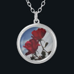 Röd ros mot ett Bright Blå himmel Silverpläterat Halsband<br><div class="desc">Röd ros Mot ett foto av Sandy Closs från Bright Blå himmel,  taget i Sjö Arrowhad. "röd ros""röd ros""rosa ros""rosa ros""bröllop""kärlek-gåva""rödblommor""rödblommor""rödblommor""rödblå blommigt" rödblå ro rosor "gåvor med rosor"</div>