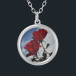 Röd ros mot ett Bright Blå himmel Silverpläterat Halsband<br><div class="desc">Röd ros Mot ett foto av Sandy Closs från Bright Blå himmel,  taget i Sjö Arrowhad. "röd ros""röd ros""rosa ros""rosa ros""bröllop""kärlek-gåva""rödblommor""rödblommor""rödblommor""rödblå blommigt" rödblå ro rosor "gåvor med rosor"</div>