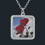 Röd ros mot ett Bright Blå himmel Silverpläterat Halsband<br><div class="desc">Röd ros Mot ett foto av Sandy Closs från Bright Blå himmel,  taget i Sjö Arrowhad. "röd ros""röd ros""rosa ros""rosa ros""bröllop""kärlek-gåva""rödblommor""rödblommor""rödblommor""rödblå blommigt" rödblå ro rosor "gåvor med rosor"</div>