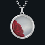 Röd ros mot ett Bright Blå himmel Silverpläterat Halsband<br><div class="desc">Röd ros Mot ett foto av Sandy Closs från Bright Blå himmel,  taget i Sjö Arrowhad. "röd ros""röd ros""rosa ros""rosa ros""bröllop""kärlek-gåva""rödblommor""rödblommor""rödblommor""rödblå blommigt" rödblå ro rosor "gåvor med rosor"</div>