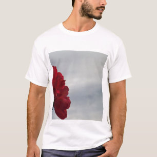 Röd ros mot ett Bright Blå himmel T-shirt