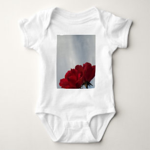 Röd ros mot ett Bright Blå himmel T Shirt