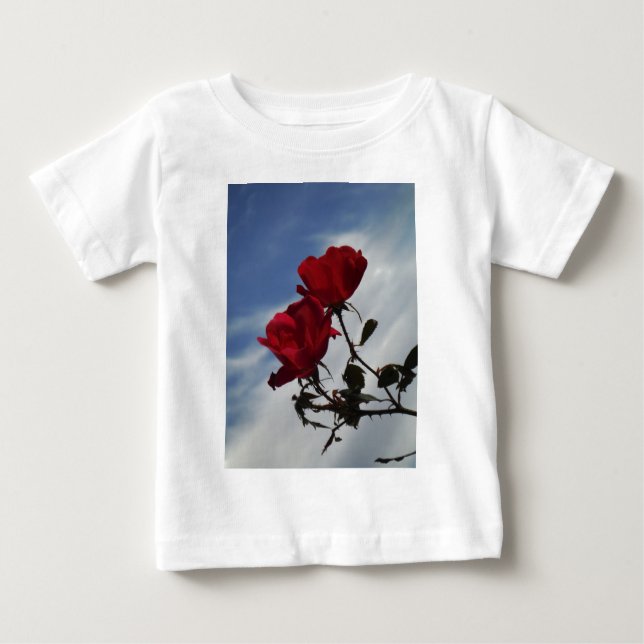 Röd ros mot ett Bright Blå himmel T Shirt (Framsida)