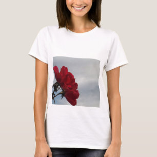 Röd ros mot ett Bright Blå himmel Tee Shirt