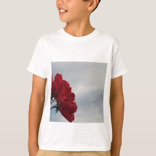 Röd ros mot ett Bright Blå himmel Tee Shirt